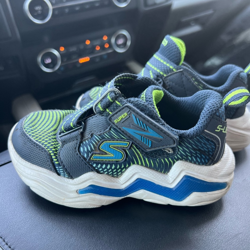 Used sketchers light up shoes size US 7